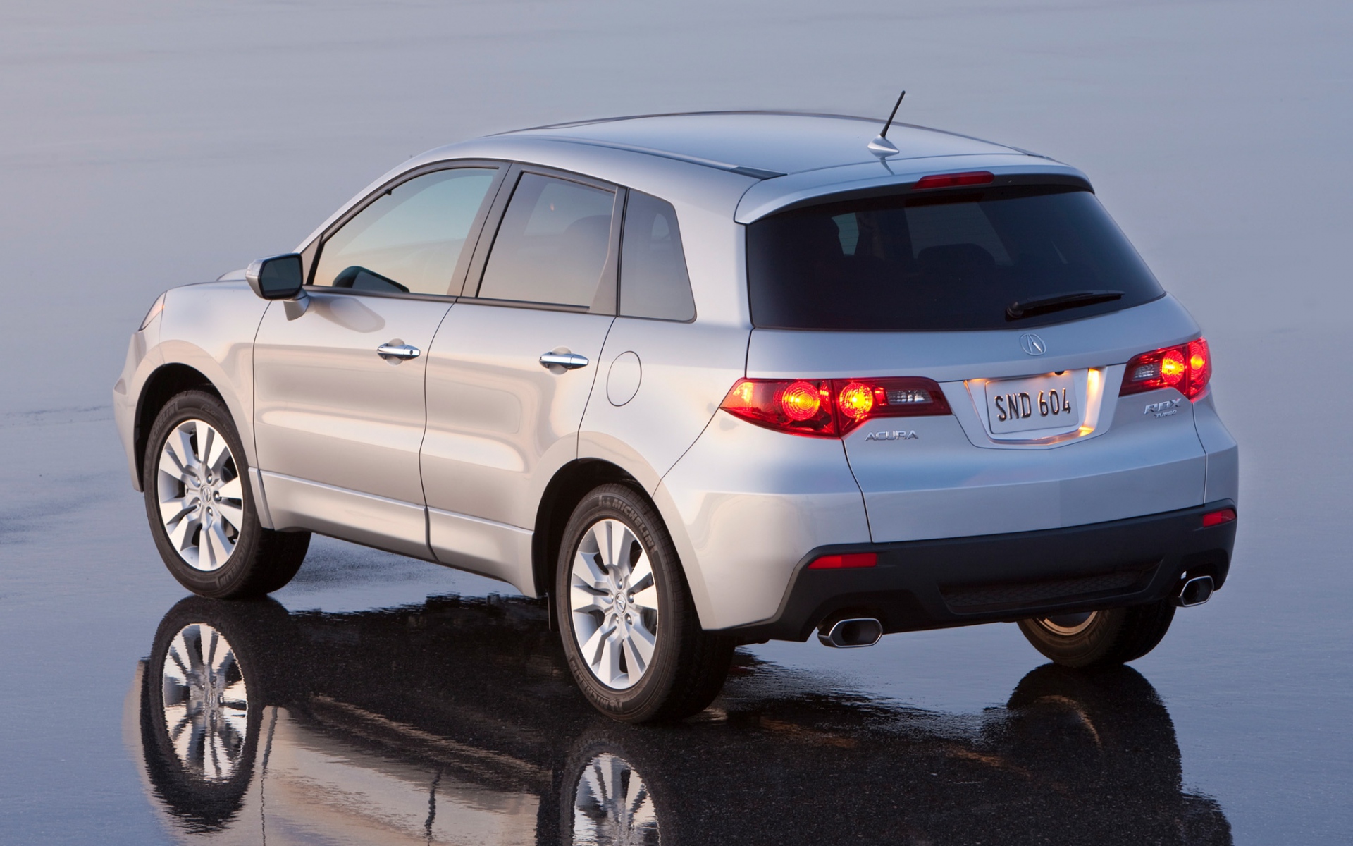 Картинки Acura, rdx, металлическое серебро, джип, вид сзади, авто, мокрый асфальт, отражение фото и обои на рабочий стол