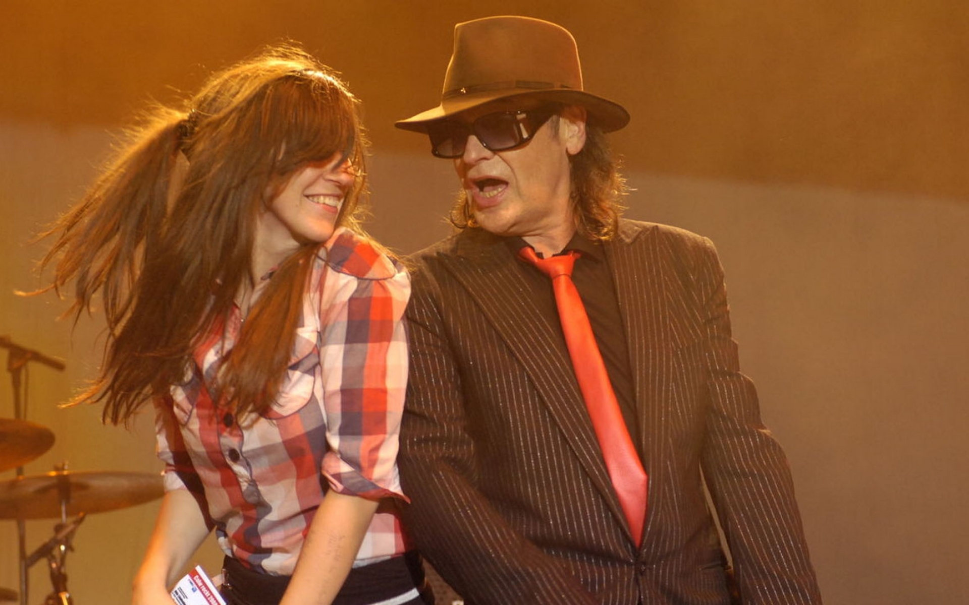 Картинки Udo lindenberg, девушка, шляпа, галстук, улыбка фото и обои на рабочий стол