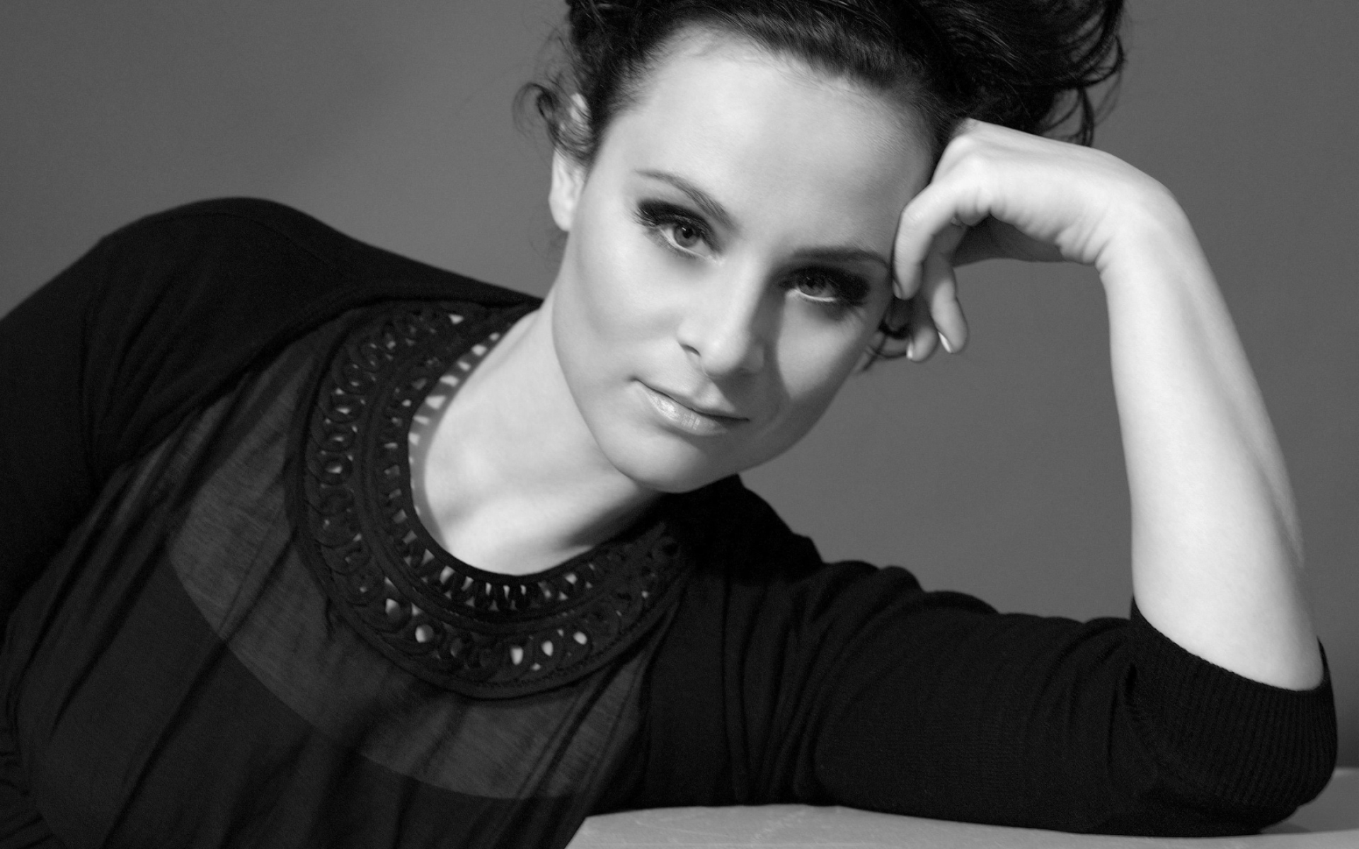 Картинки Trijntje oosterhuis, девушка, платье, рука, лицо фото и обои на рабочий стол