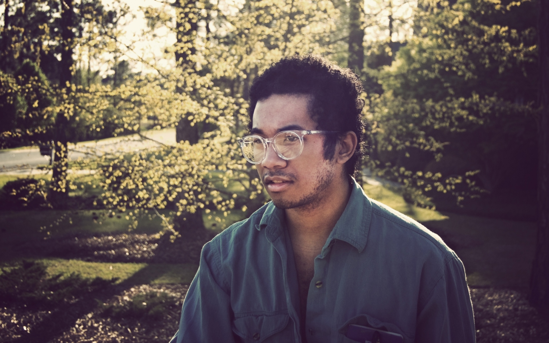 Картинки Toro y moi, очки, деревья, солнечный свет, рубашка фото и обои на рабочий стол