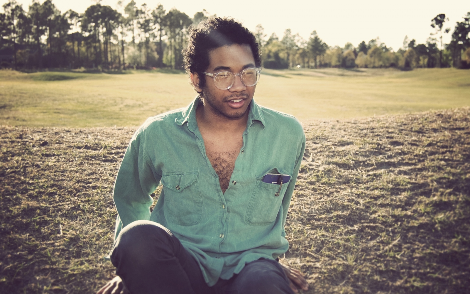 Картинки Toro y moi, очки, трава, солнечный свет, деревья фото и обои на рабочий стол