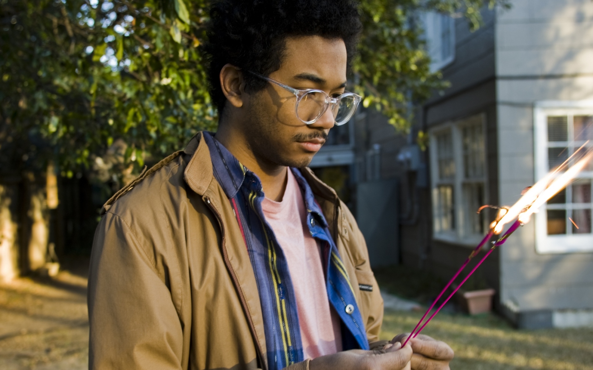 Картинки Toro y moi, очки, куртка, на улице, дом фото и обои на рабочий стол