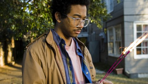 Toro y moi, очки, куртка, на улице, дом