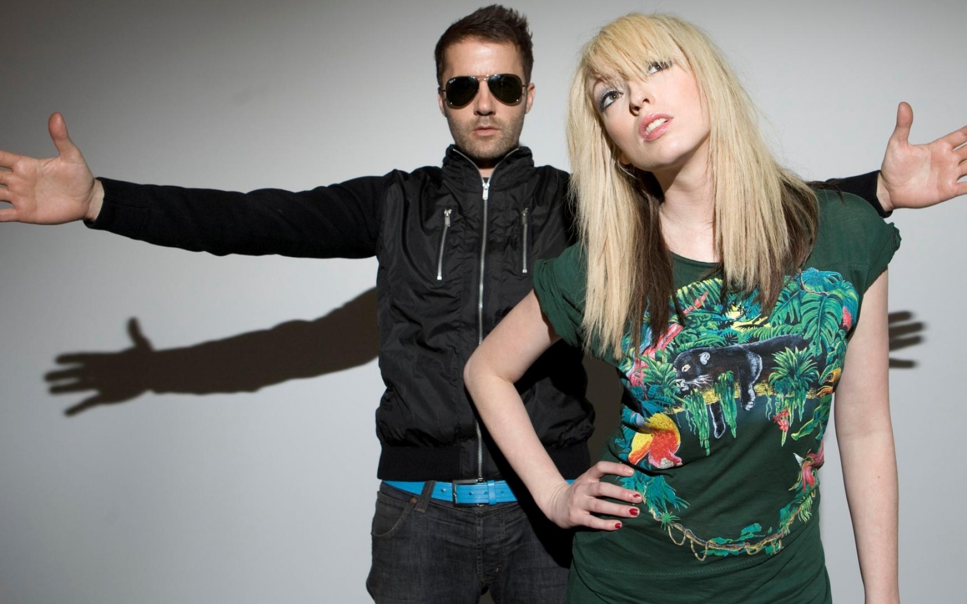 Картинки Ting tings, очки, руки, блондинка, девушка фото и обои на рабочий стол