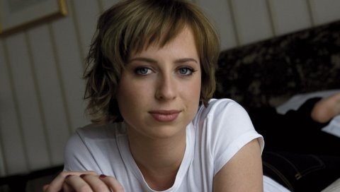 Stevie ann, девушка, кровать, комната, футболка