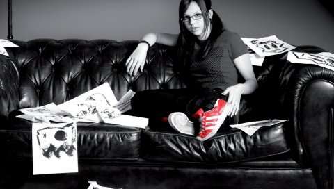 Stefanie heinzmann, девушка, диван, обувь, очки