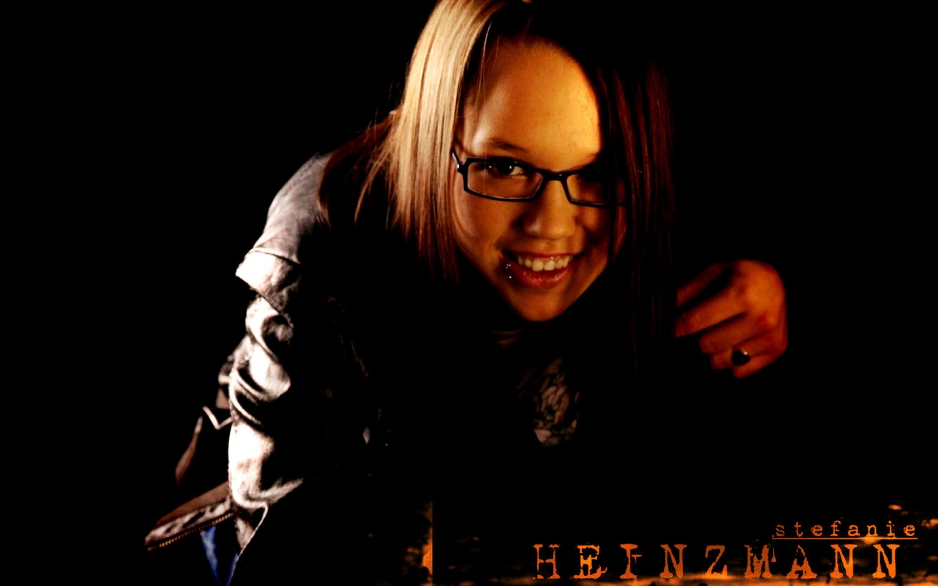 Картинки Stefanie heinzmann, девушка, очки, улыбка, свет фото и обои на рабочий стол