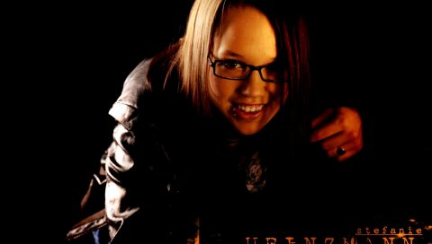 Stefanie heinzmann, девушка, очки, улыбка, свет