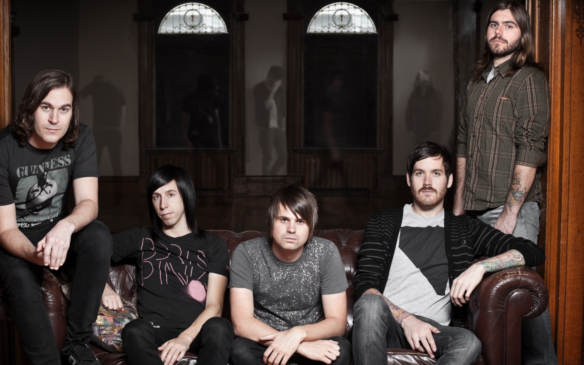 Картинки Silverstein, группа, кушетка, участники, стрижки фото и обои на рабочий стол