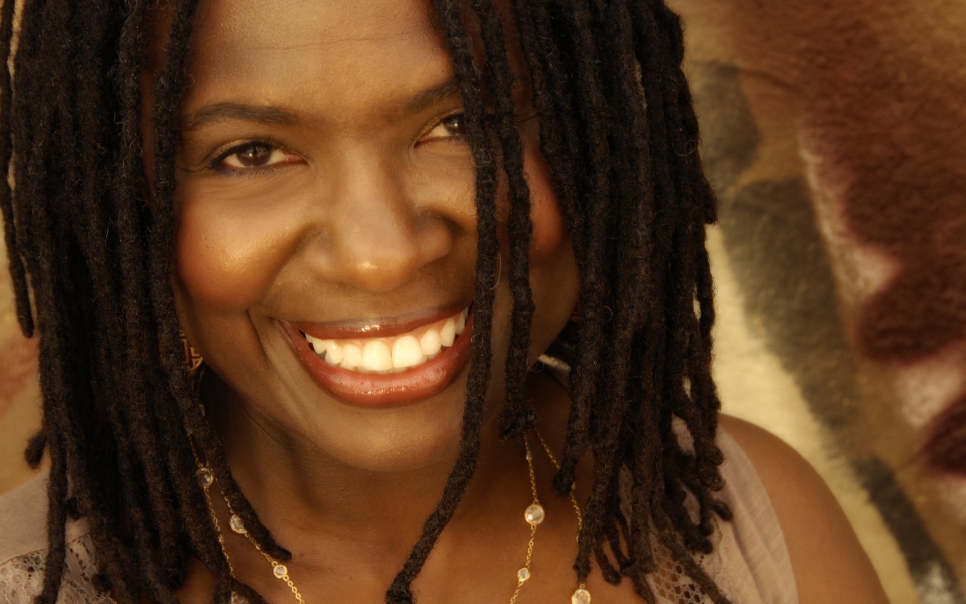 Картинки Ruthie foster, лицо, девушка, дреды, зубы фото и обои на рабочий стол