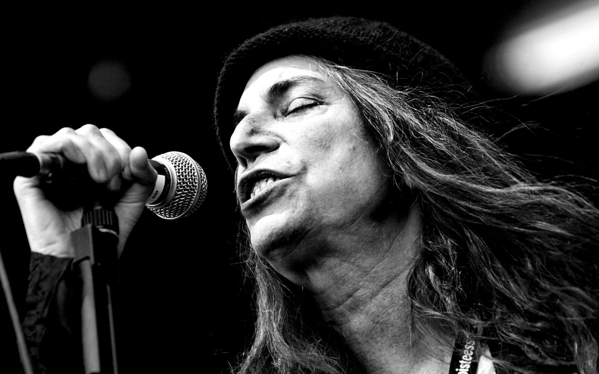 Картинки Patti smith, лицо, микрофон, волосы, пение фото и обои на рабочий стол