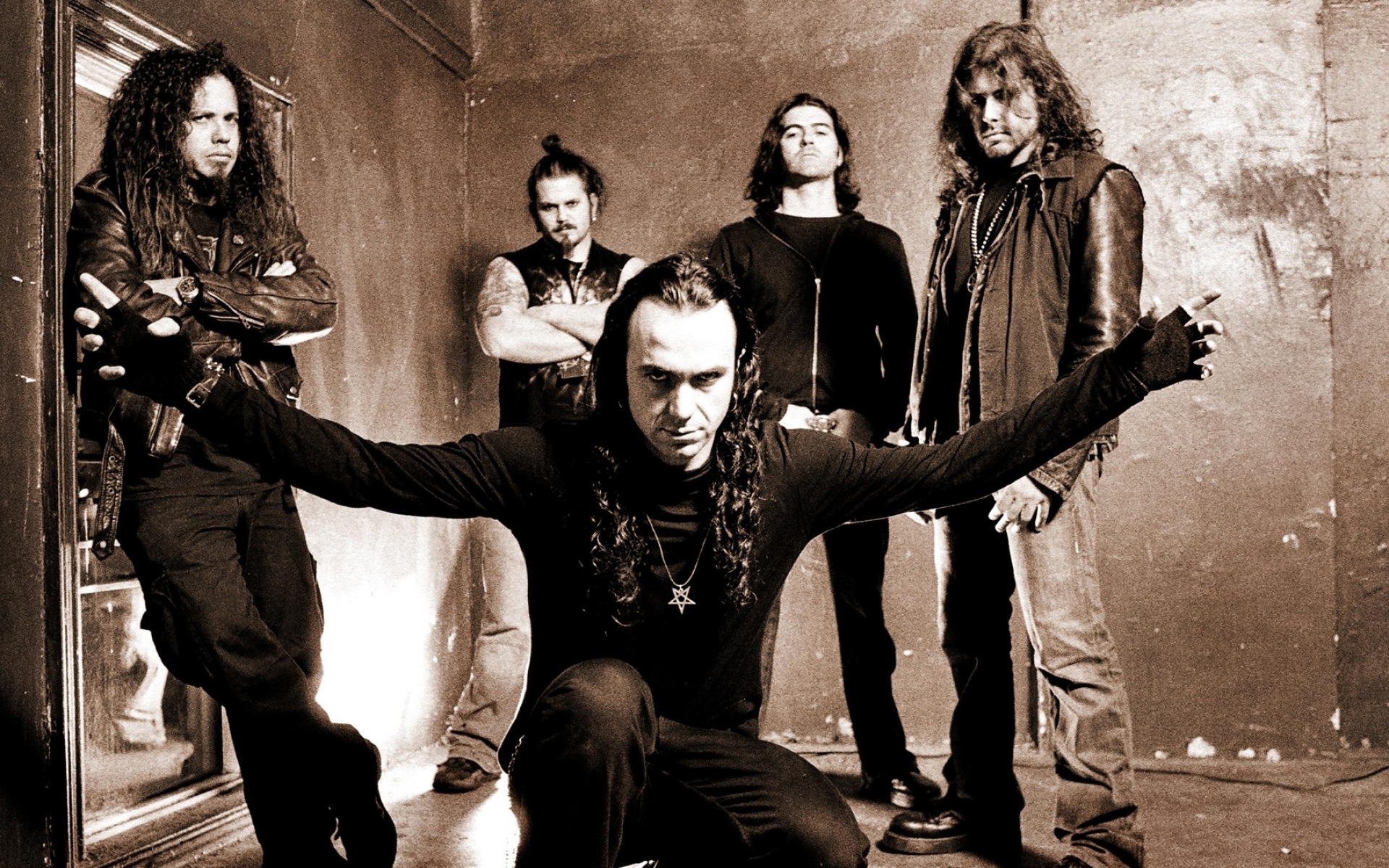 Картинки Moonspell, группа, участники, руки, комната фото и обои на рабочий стол