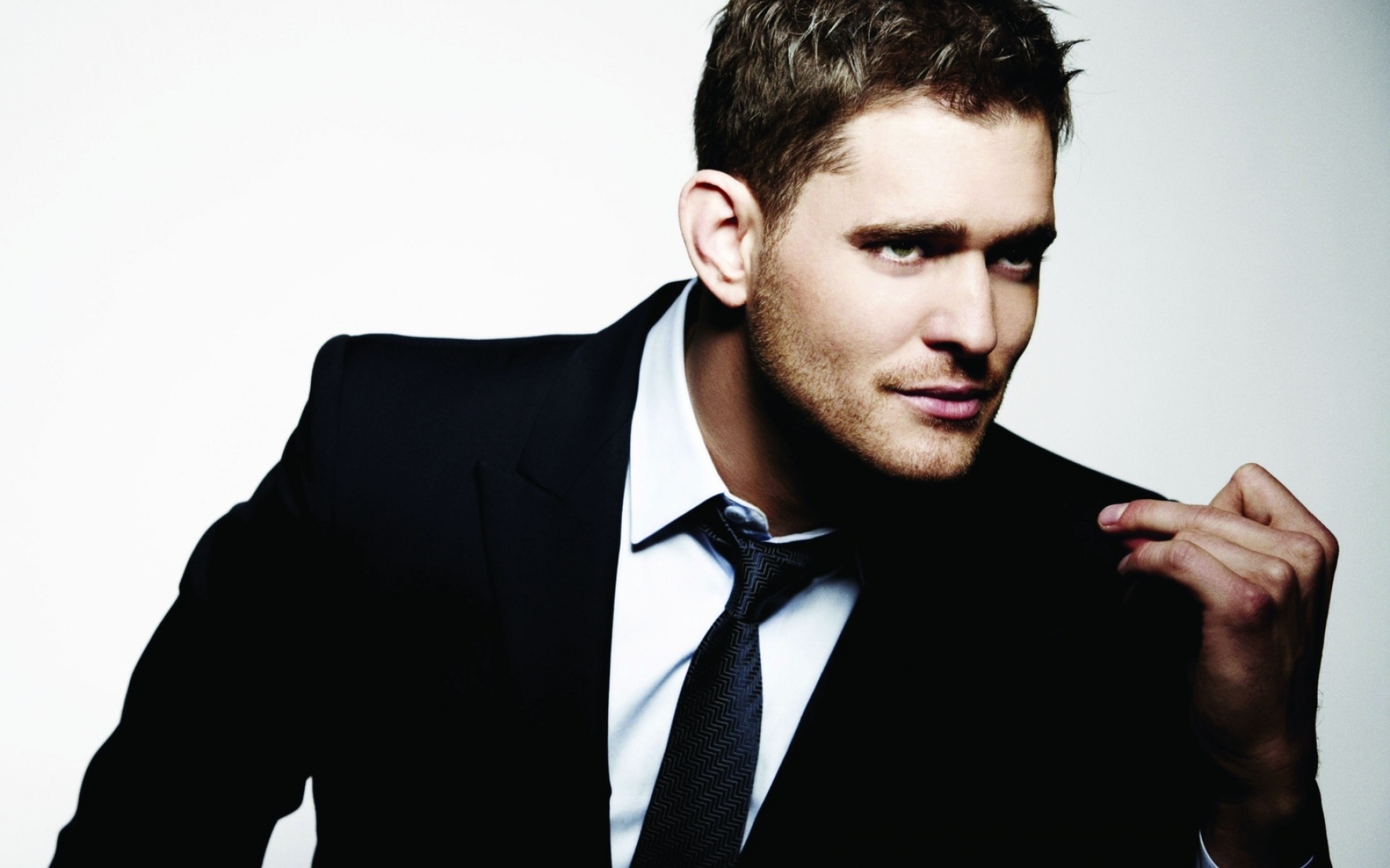 Картинки Michael buble, костюм, лицо, галстук, взгляд фото и обои на рабочий стол