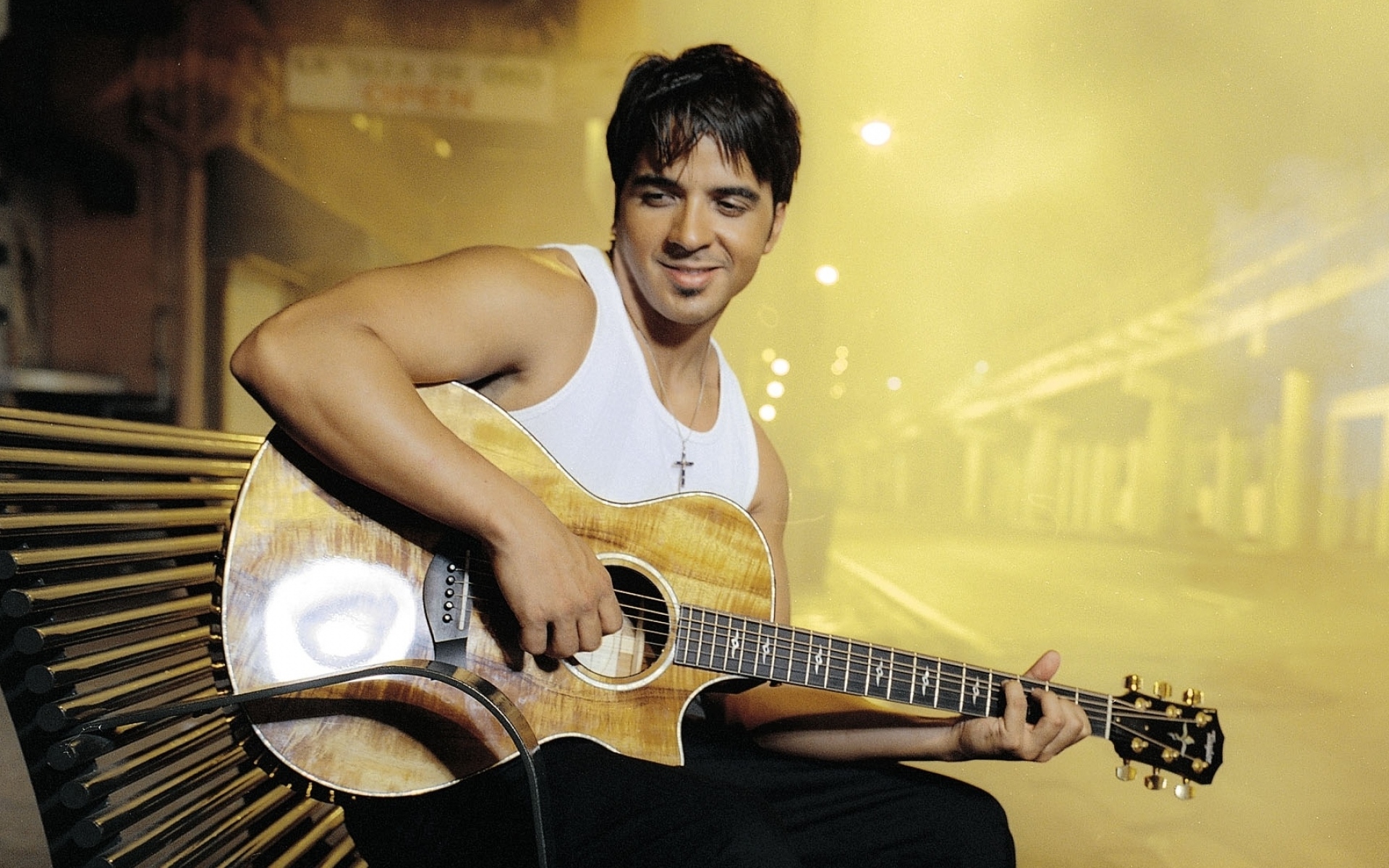 Картинки Luis fonsi, гитара, крест, бранч, улица фото и обои на рабочий стол