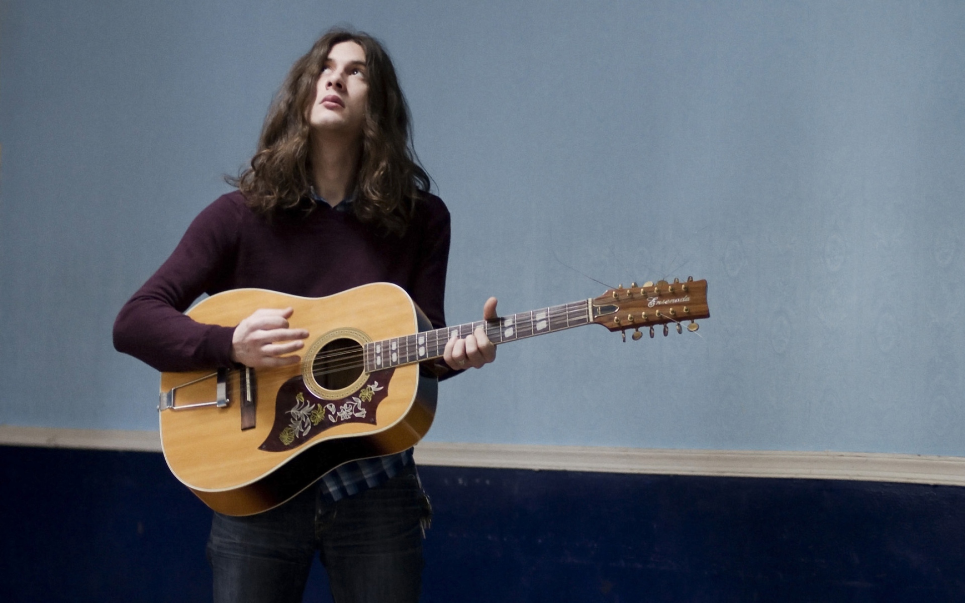 Картинки Kurt vile, гитара, волосы, взгляд, игра фото и обои на рабочий стол