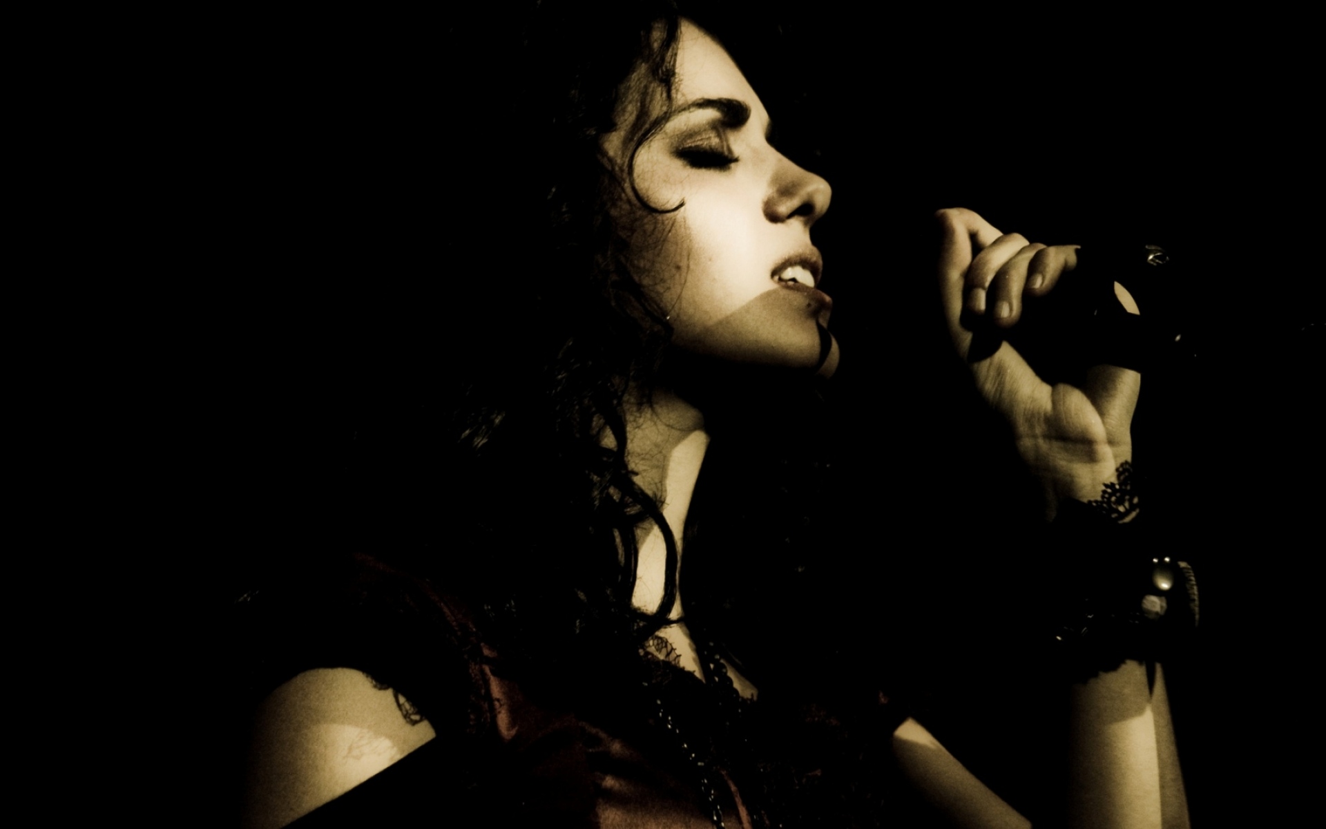 Картинки Katie melua, девушка, пение, микрофон, свет фото и обои на рабочий стол