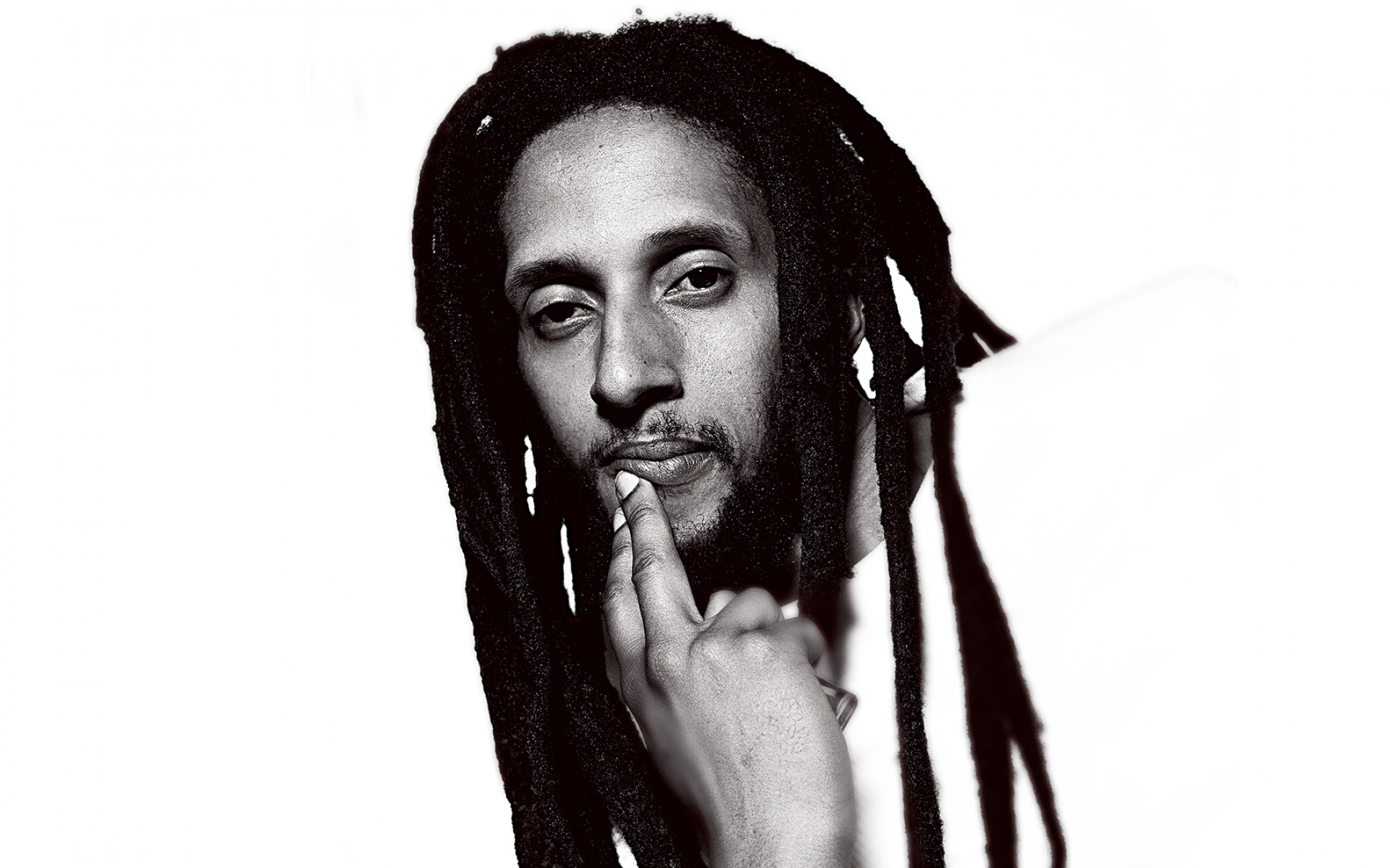 Картинки Julian marley, dreadlocks, face, look, hand фото и обои на рабочий стол