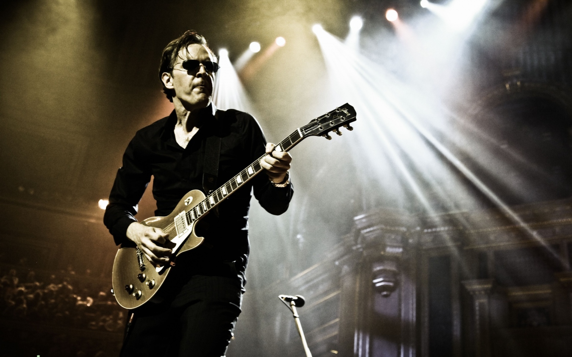 Картинки Joe bonamassa, гитара, свет, игра, очки фото и обои на рабочий стол