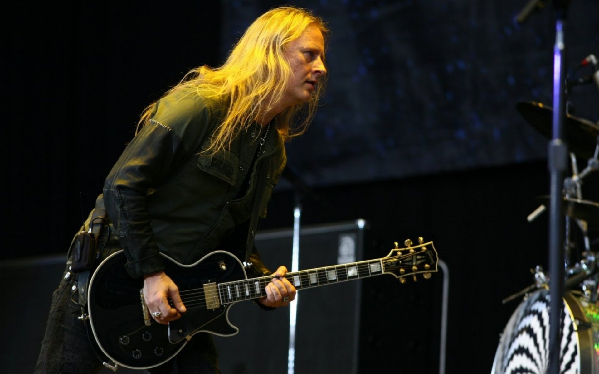 Картинки Jerry cantrell, волосы, гитара, игра, свет фото и обои на рабочий стол