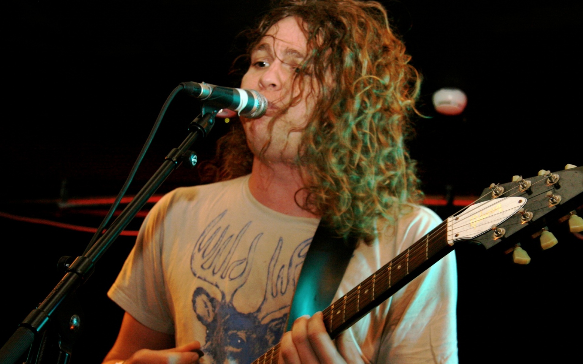 Картинки Jay reatard, гитара, микрофон, футболка, игра фото и обои на рабочий стол