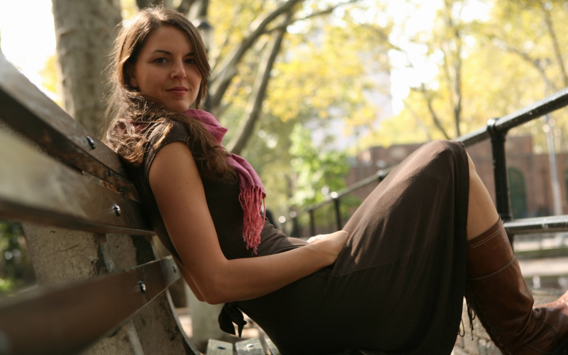 Красивая смелая добрая. Лодс Франк Лиа. Девушка на скамейке. Девушка на лавке в парке. Фотосессия девушки в парке.