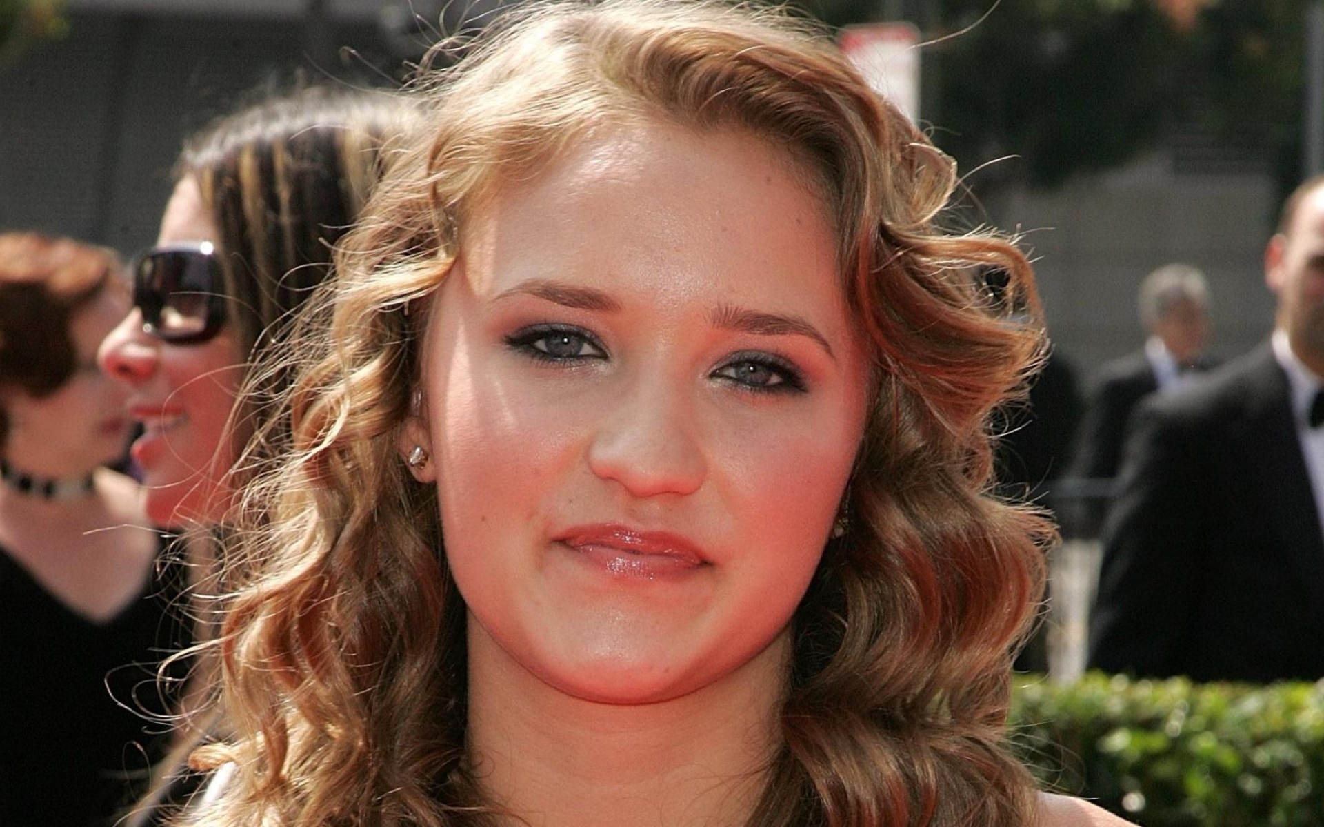 Картинки Emily osment, девушка, стрижка, лицо, взгляд фото и обои на рабочий стол