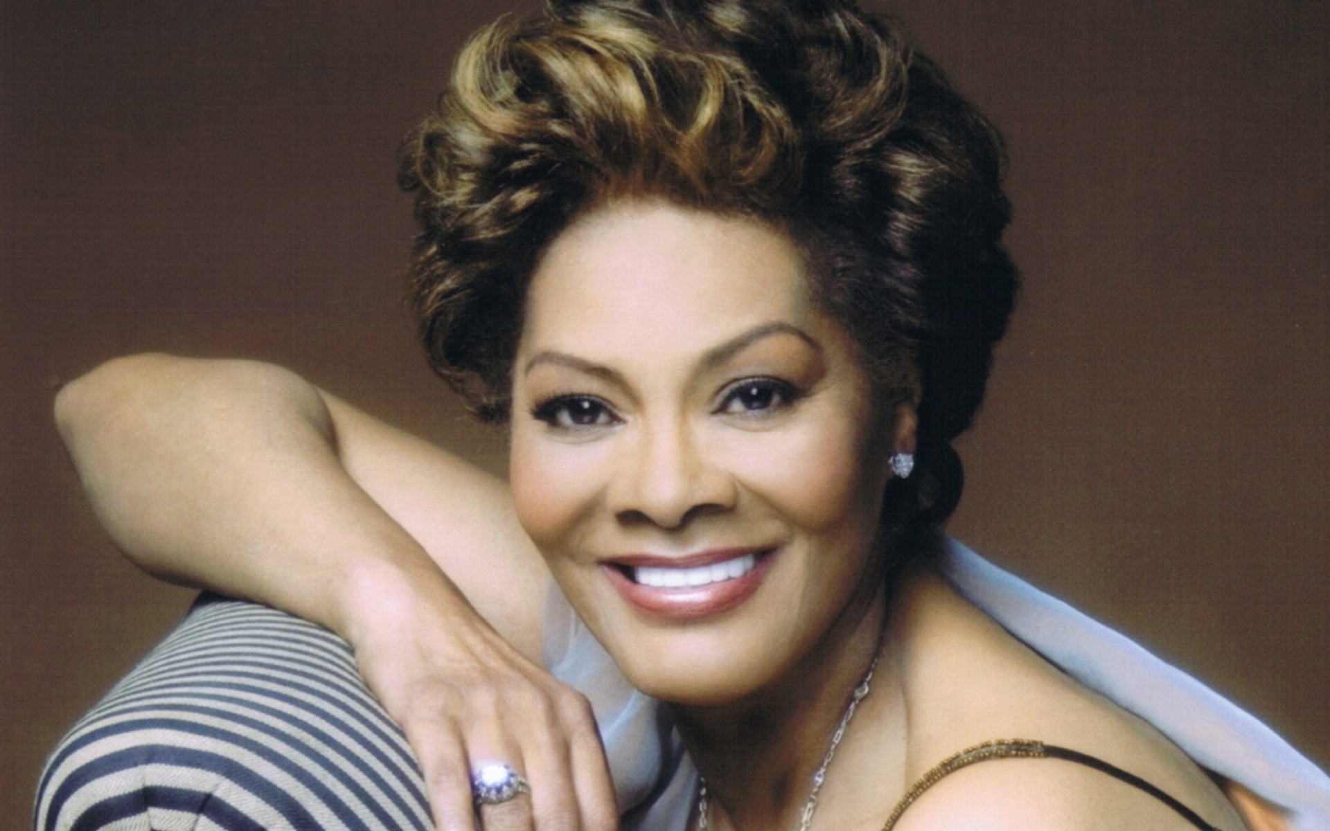 Картинки Dionne warwick, девушка, улыбка, стрижка, кольцо фото и обои на рабочий стол