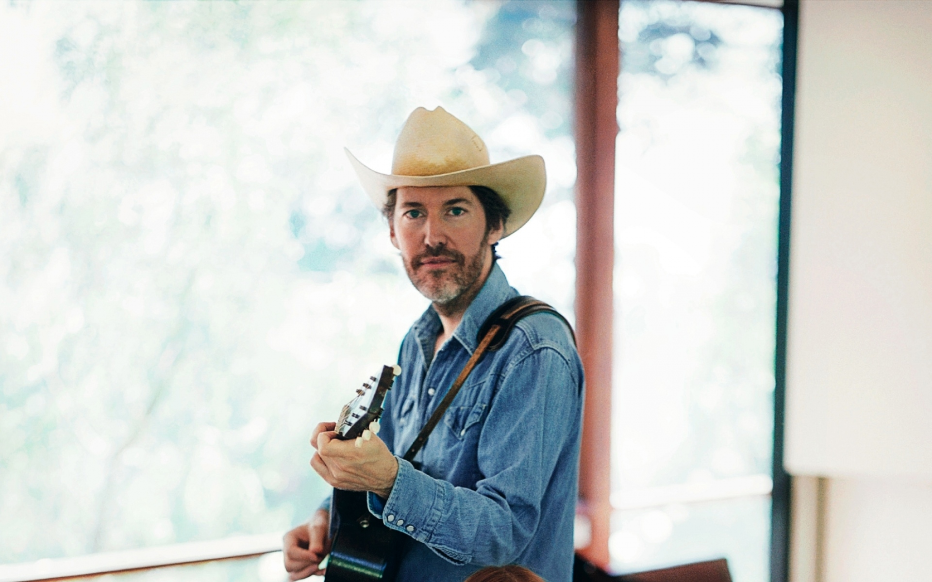 Картинки Dave rawlings, шляпа, гитара, комната, окна фото и обои на рабочий стол