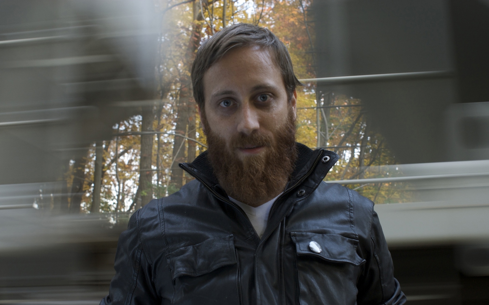 Картинки Dan auerbach, борода, куртка, деревья, взгляд фото и обои на рабочий стол