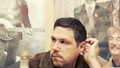 Damien jurado, лицо, рука, куртка, фон