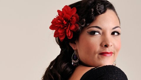 Caro изумруд, девушка, цветок, серьги, плечо