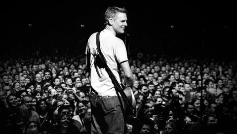 Bryan adams, взгляд, гитара, фанат, лица