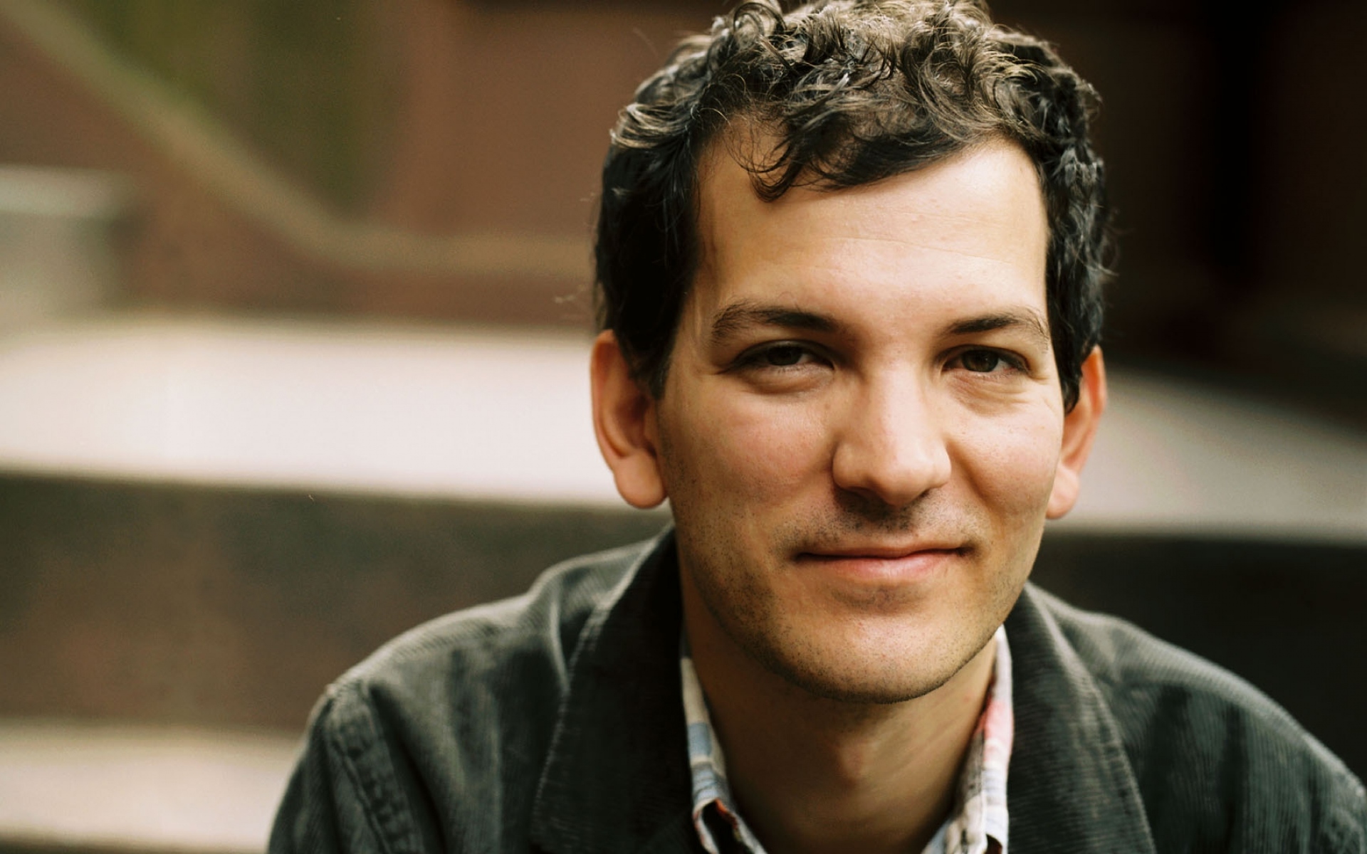 Картинки Brad mehldau, мужчина, лицо, улыбка, лестница фото и обои на рабочий стол
