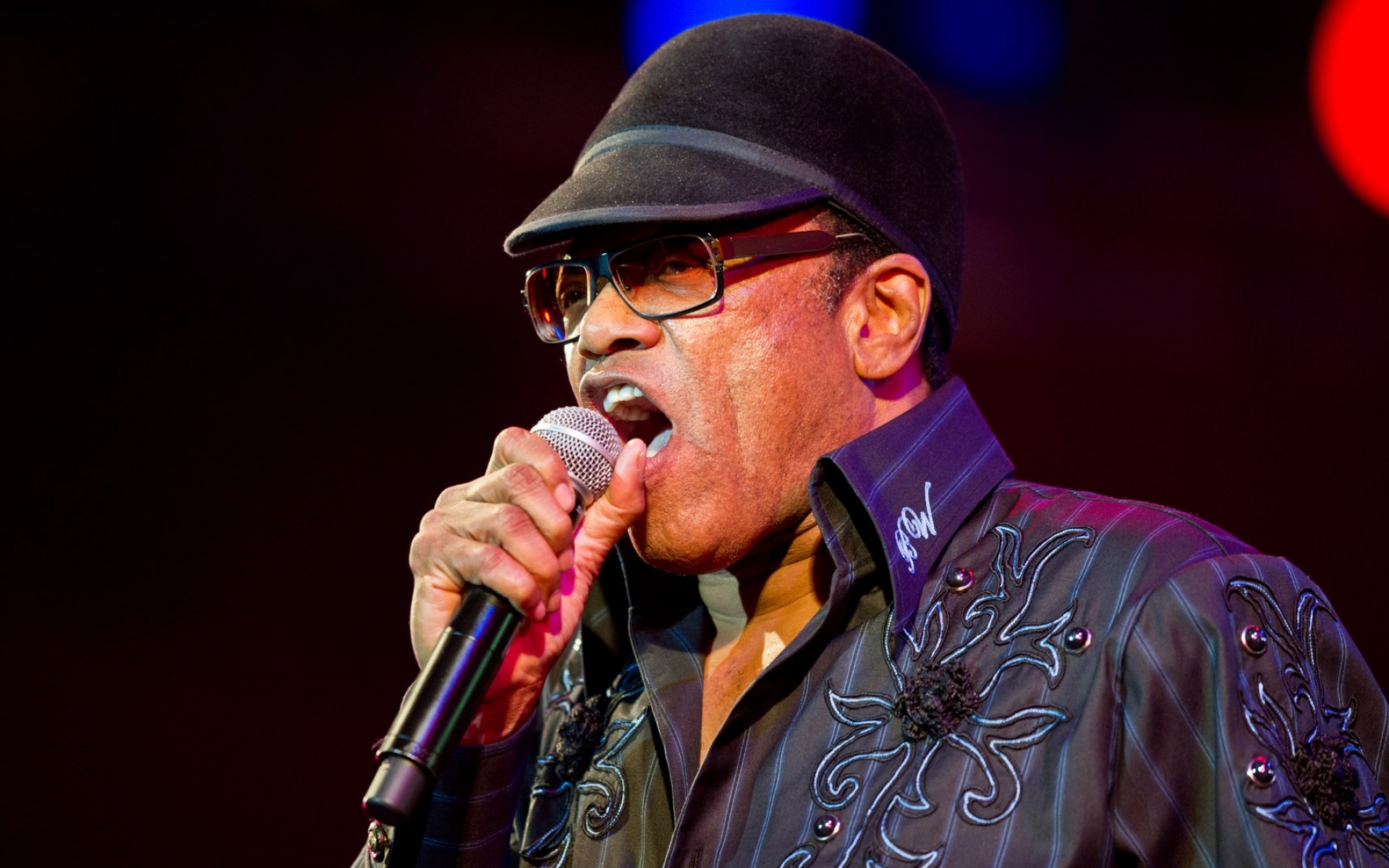 Картинки Bobby womack, микрофон, шоу, шляпа, рубашка фото и обои на рабочий стол