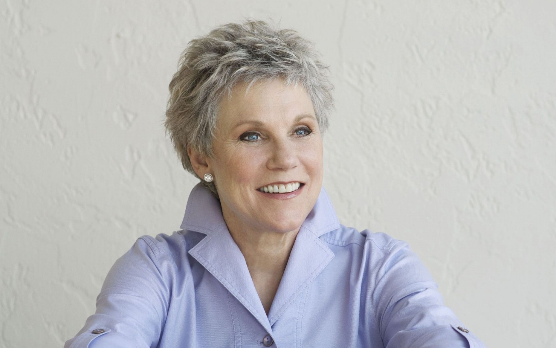 Картинки Anne murray, женщина, улыбка, седая, рубашка фото и обои на рабочий стол