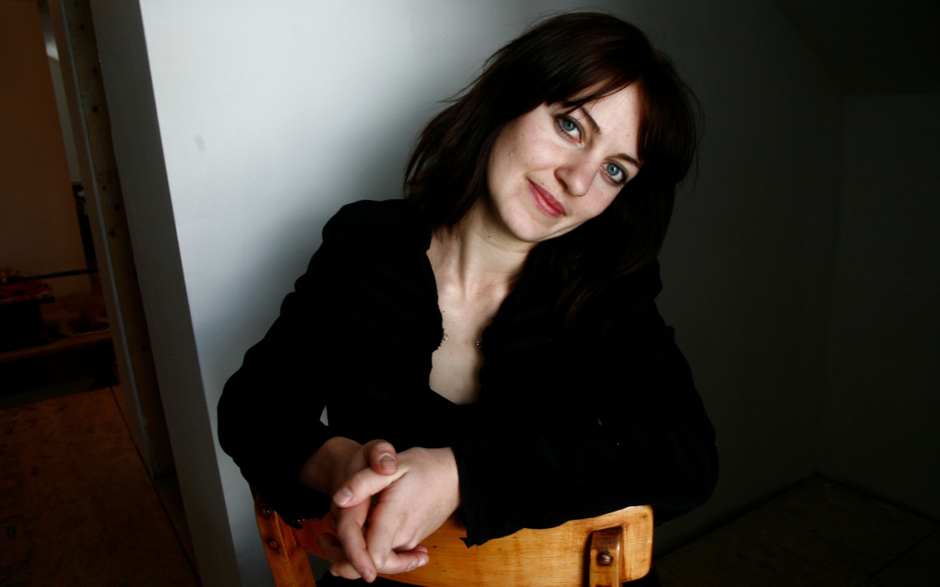 Картинки Anais mitchell, девушка, улыбка, стул, комната фото и обои на рабочий стол