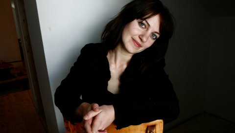 Anais mitchell, девушка, улыбка, стул, комната