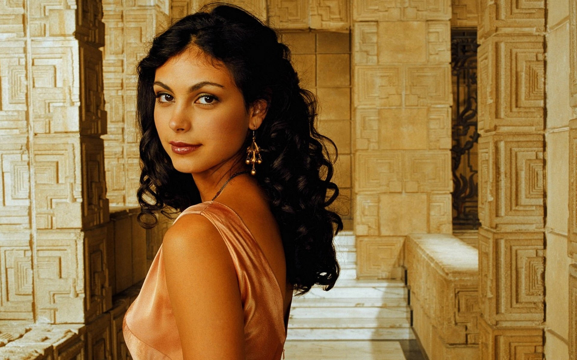 Картинки Morena baccarin, актриса, модель, брюнетка, лицо, взгляд, черный, лестница фото и обои на рабочий стол