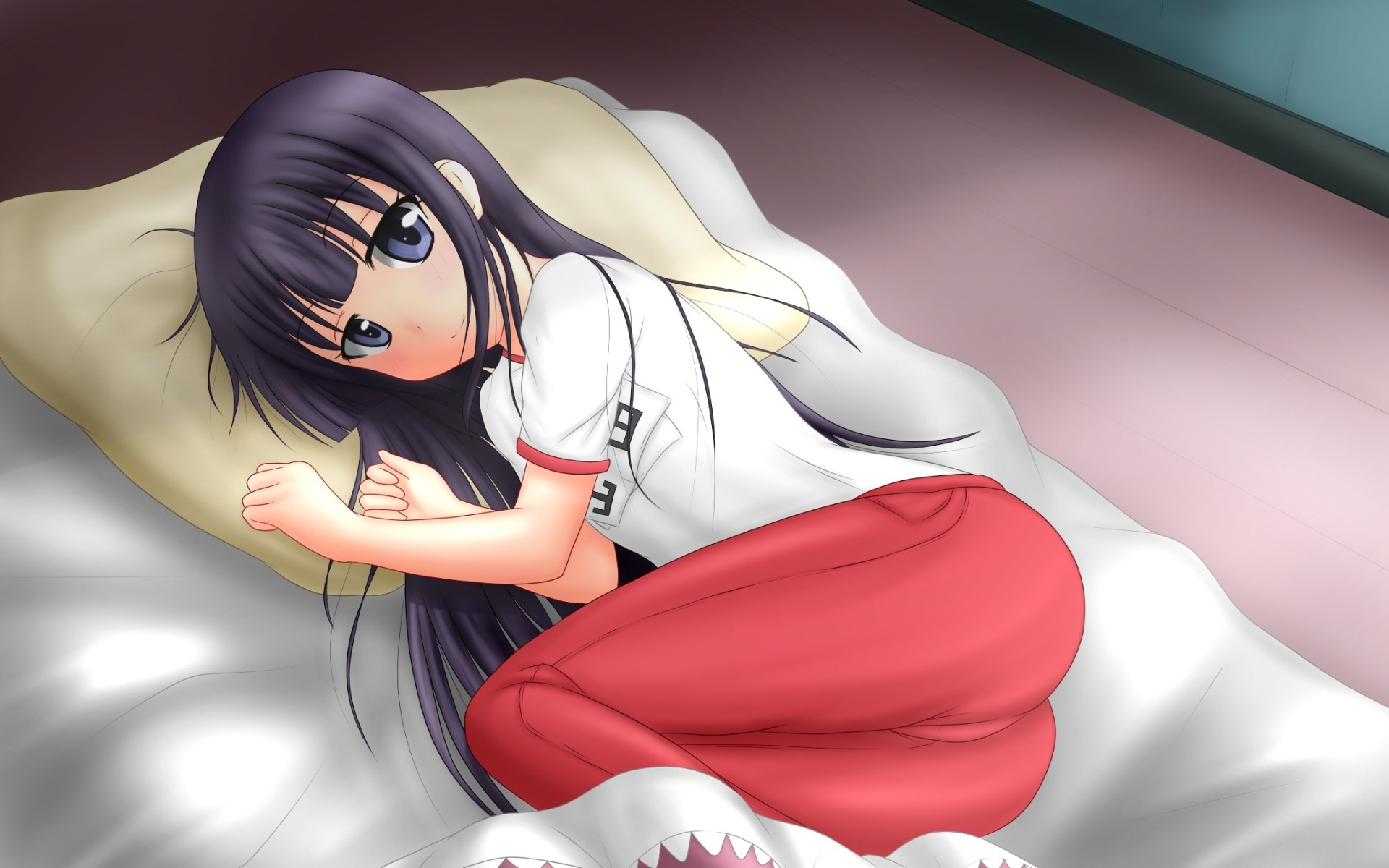 Аниме девушка лежит на подушке