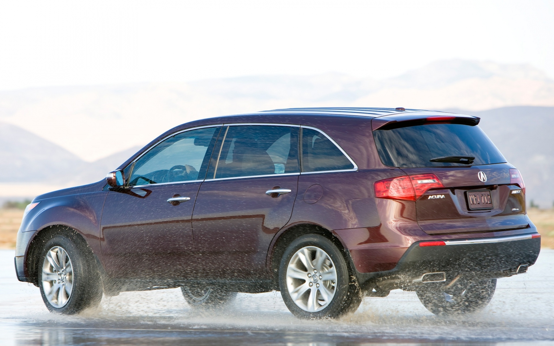 Картинки Acura, mdx, винный, вид сбоку джипа, дрейф, мокрый асфальт, авто фото и обои на рабочий стол