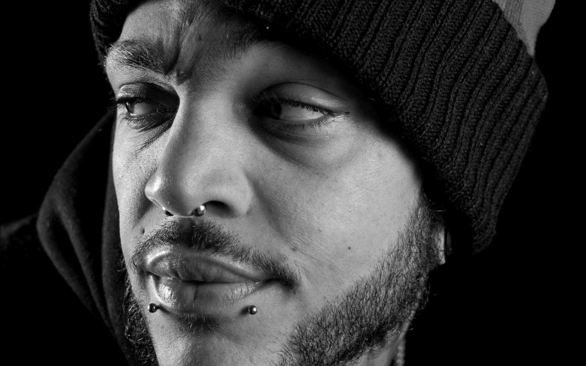 Картинки Travie mccoy, piercing, hat, щетина, взгляд фото и обои на рабочий стол