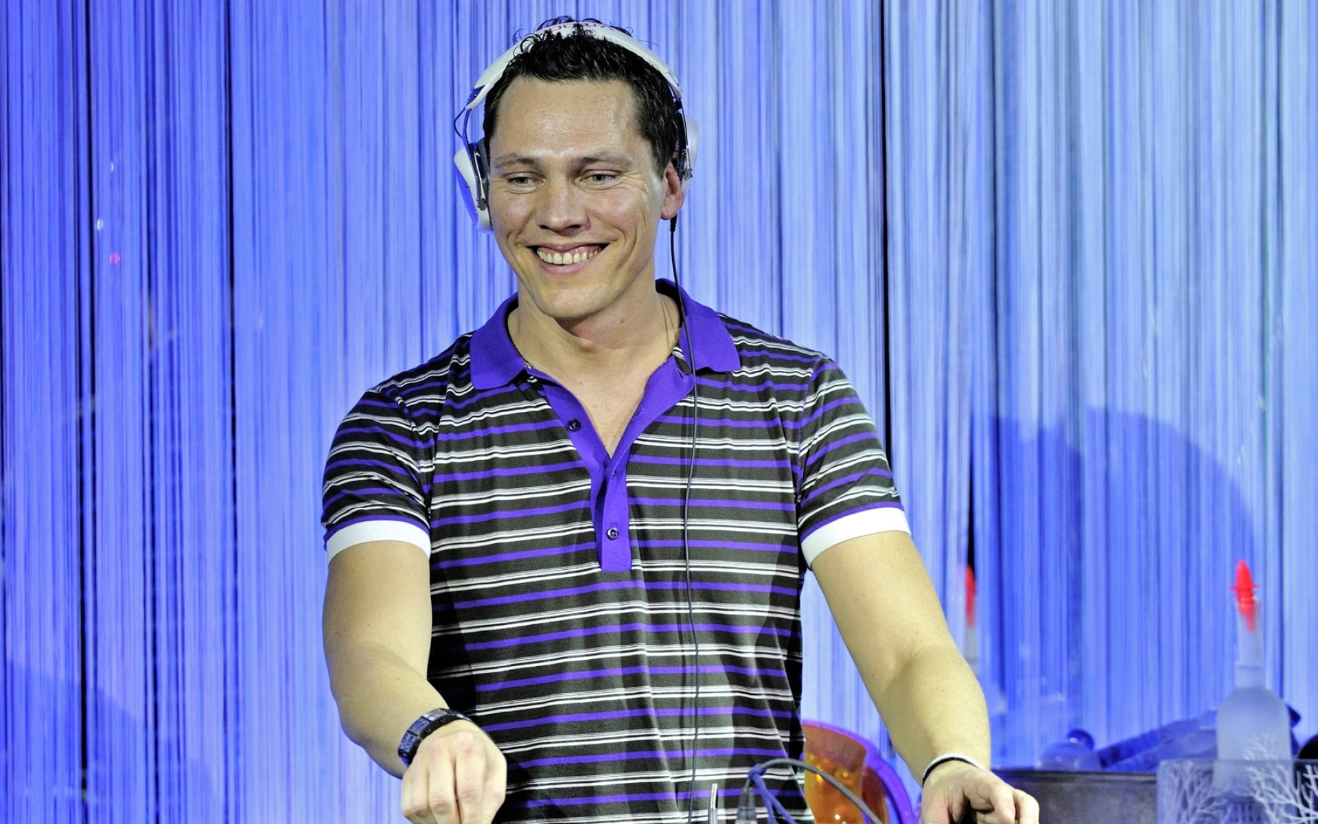 Картинки Tiesto, улыбка, наушники, футболка, зубы фото и обои на рабочий стол