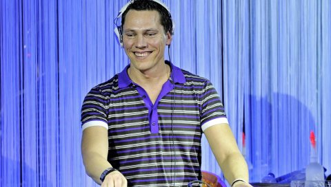 Tiesto, улыбка, наушники, футболка, зубы