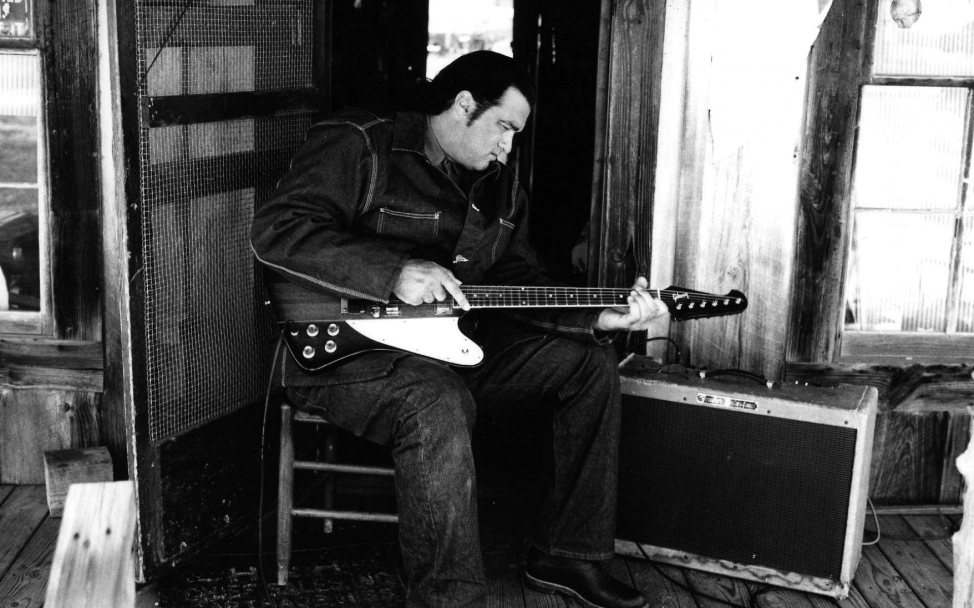 Картинки Steven seagal, гитара, стул, игра, дверь фото и обои на рабочий стол