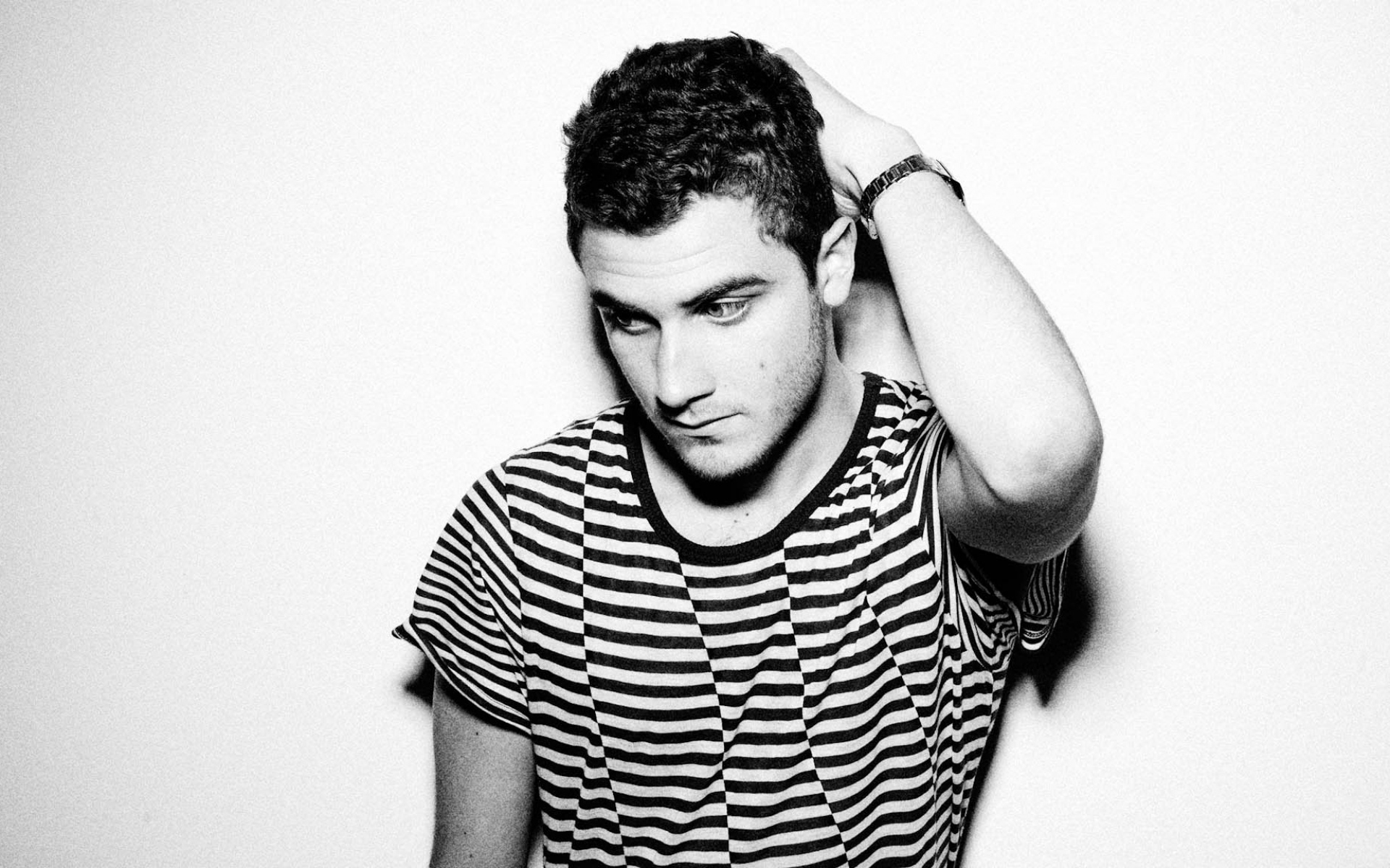 Картинки Nicolas jaar, мужчина, локоть, футболка, взгляд фото и обои на рабочий стол