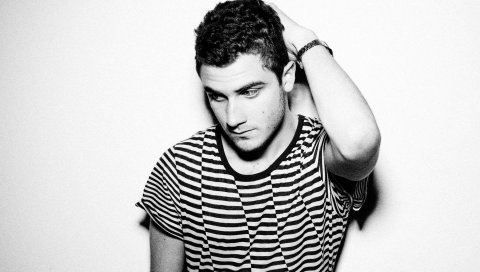 Nicolas jaar, мужчина, локоть, футболка, взгляд