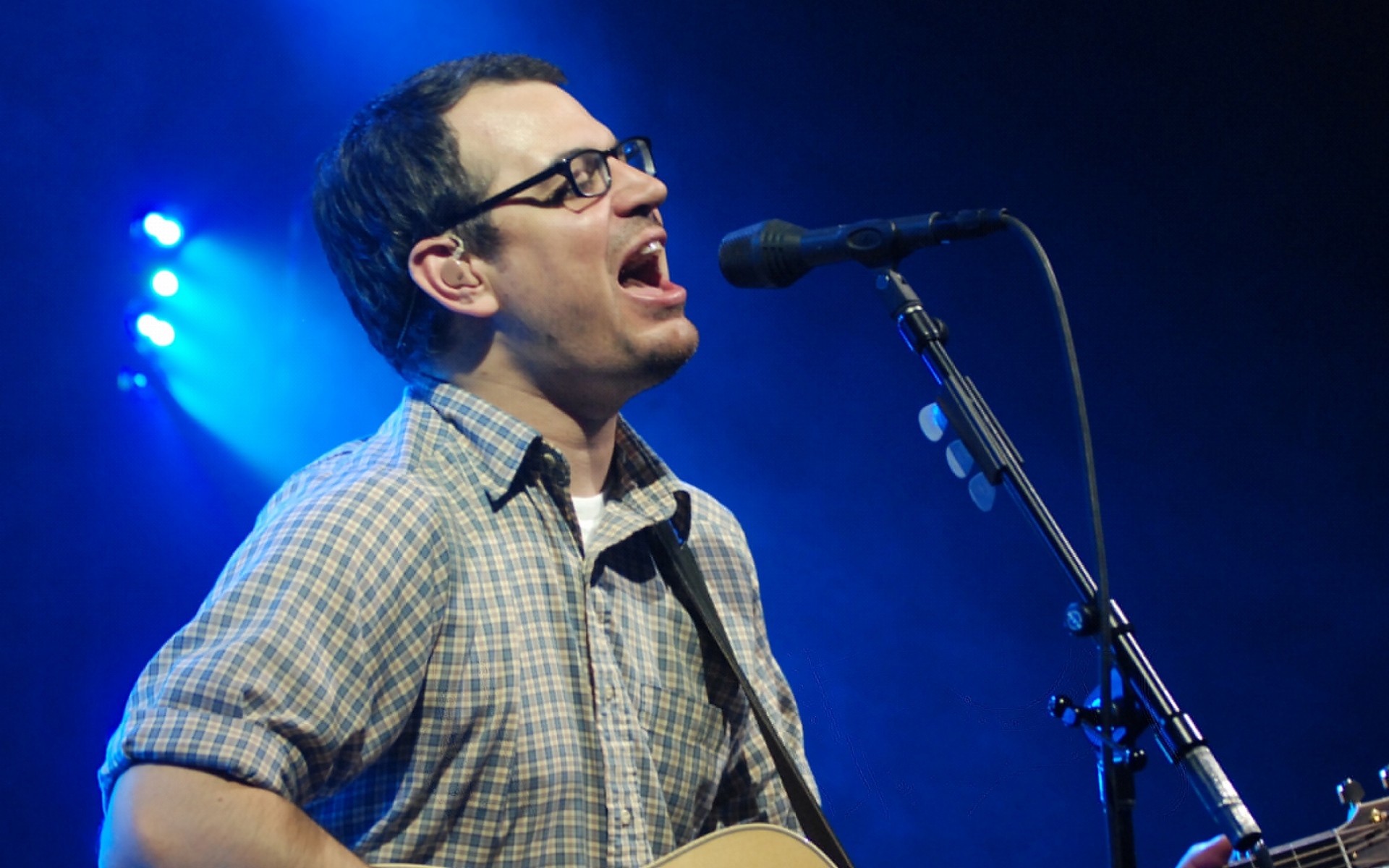 Картинки Matthew good, show, гитара, микрофон, свет фото и обои на рабочий стол