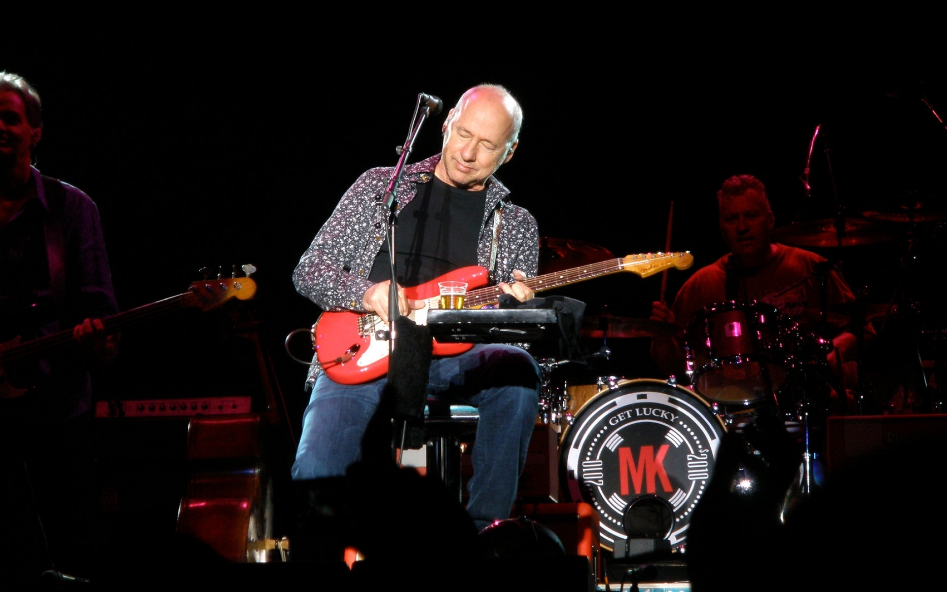 Картинки Отметить knopfler, гитара, сцена, шоу, свет фото и обои на рабочий стол
