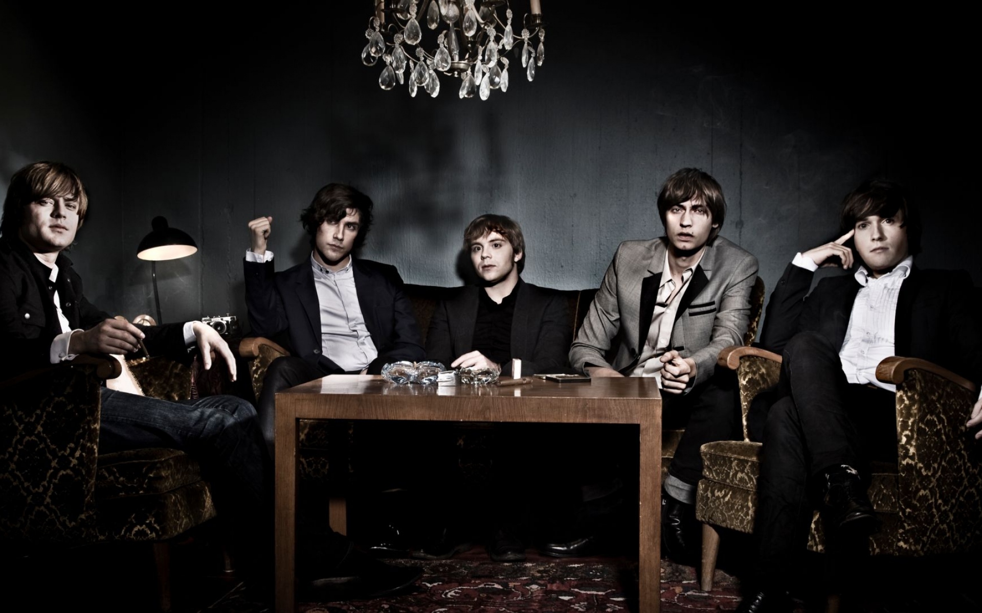 Картинки Mando diao, стол, кресла, банда, люстра фото и обои на рабочий стол