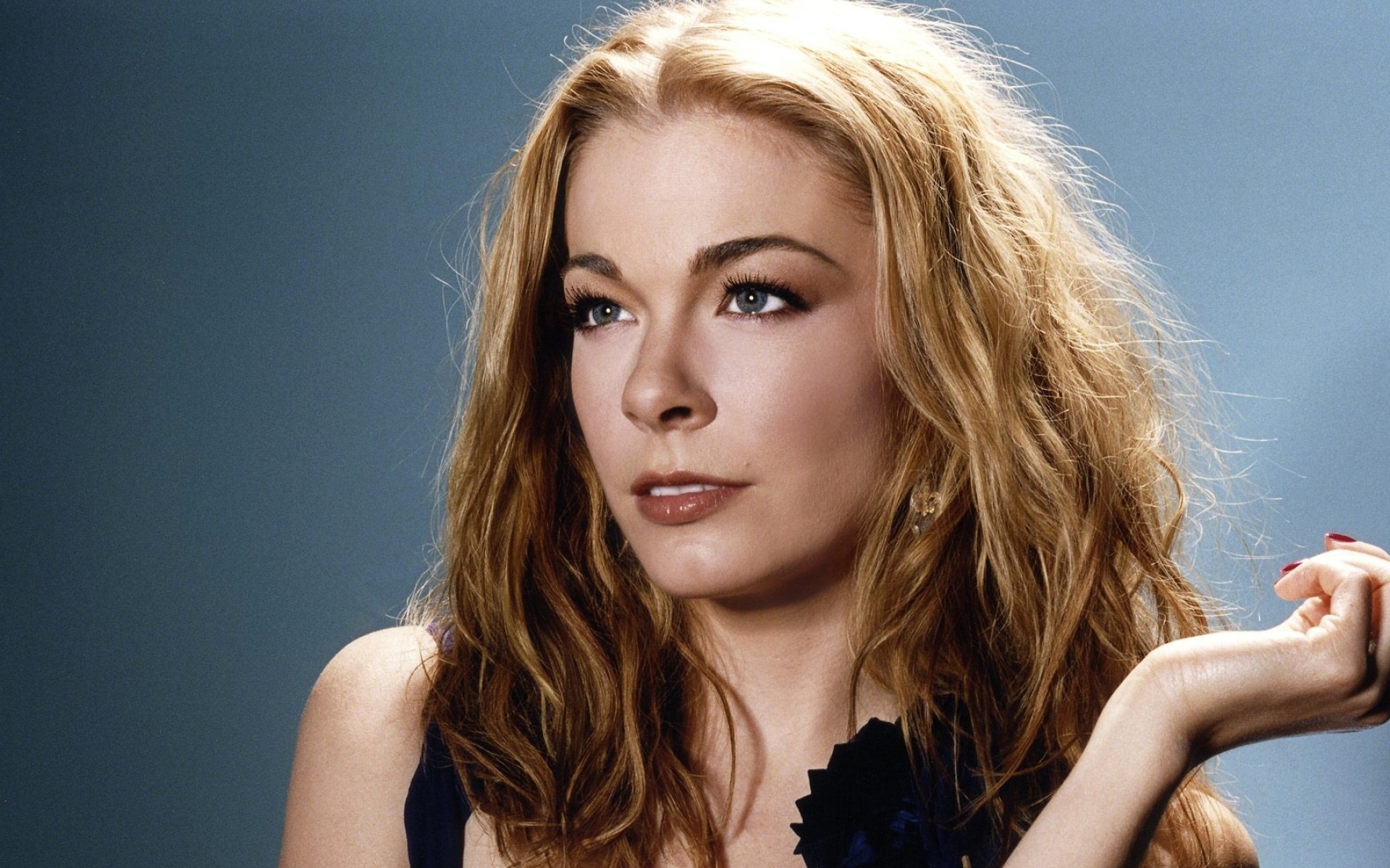 Картинки Leann rimes, девушка, рука, платье, кольцо фото и обои на рабочий стол